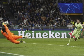 L'arrêt venu d'ailleurs de Yann Sommer face à Eric Garcia. KEYSTONE/AP/Luca Bruno